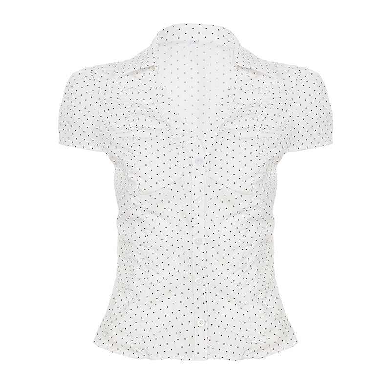 Hvit prikket damebluse med korte ermer og feminine volanger. En klassisk og lett sommerbluse for hverdag og fest.