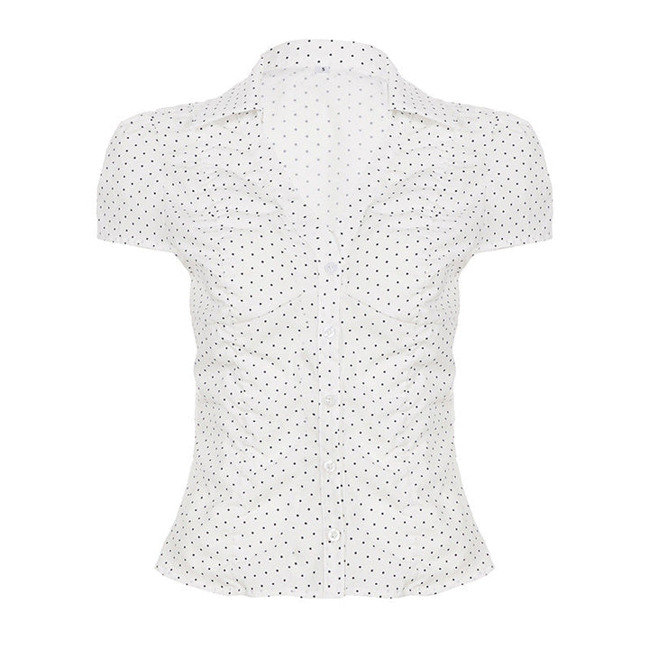 Hvit prikket damebluse med korte ermer og feminine volanger. En klassisk og lett sommerbluse for hverdag og fest.