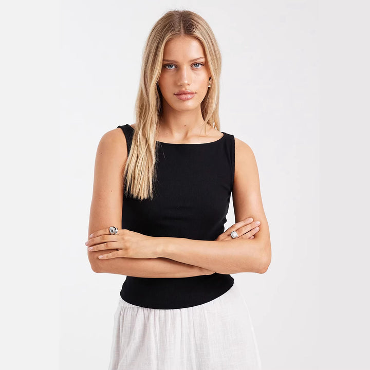 Uformell stroppetopp bluse for kvinner, svart med hvite prikker, ideell for sommer og fritid.