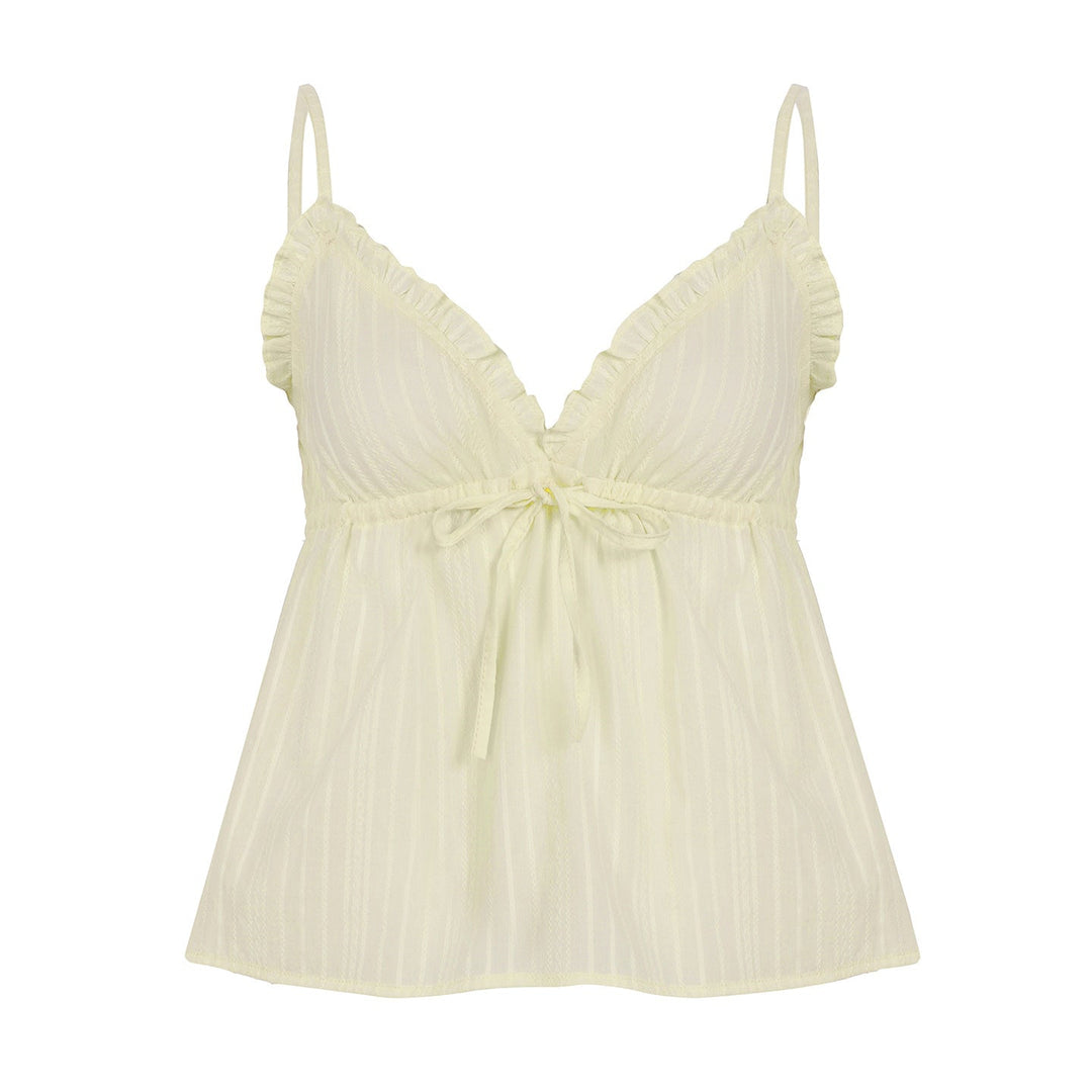 Lett sommertopp til dame med tynne stropper og volanger; elegant og luftig design.