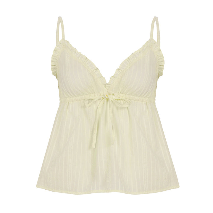Lett sommertopp til dame med tynne stropper og volanger; elegant og luftig design.