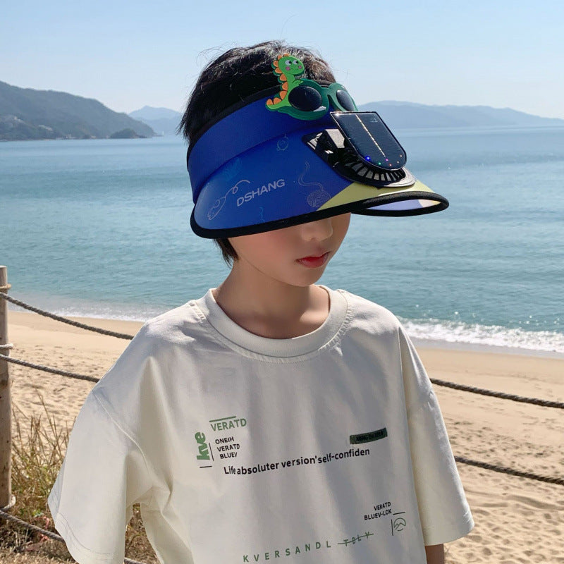 Barnas justerbare solskjerm med vifte for UV-beskyttelse. Ideell sommerhatt for utendørs lek og sport.