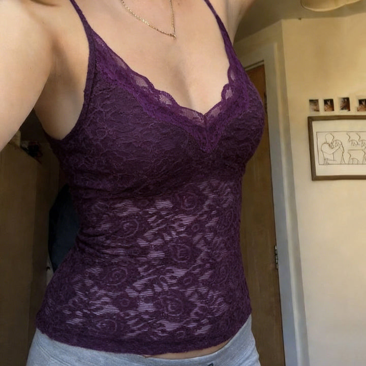 Lilla dame spiss cami topp med V-hals og tynne justerbare stropper. En elegant festtopp for kvinner.