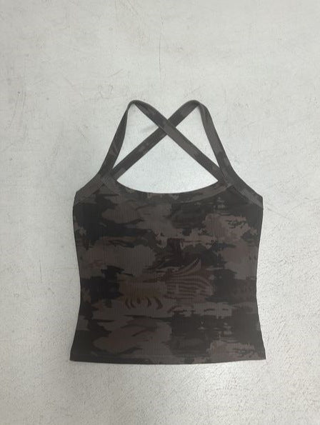 Komfortabel dame trenings tanktop med kamuflasje og x-rygg design, ideell for fitness.