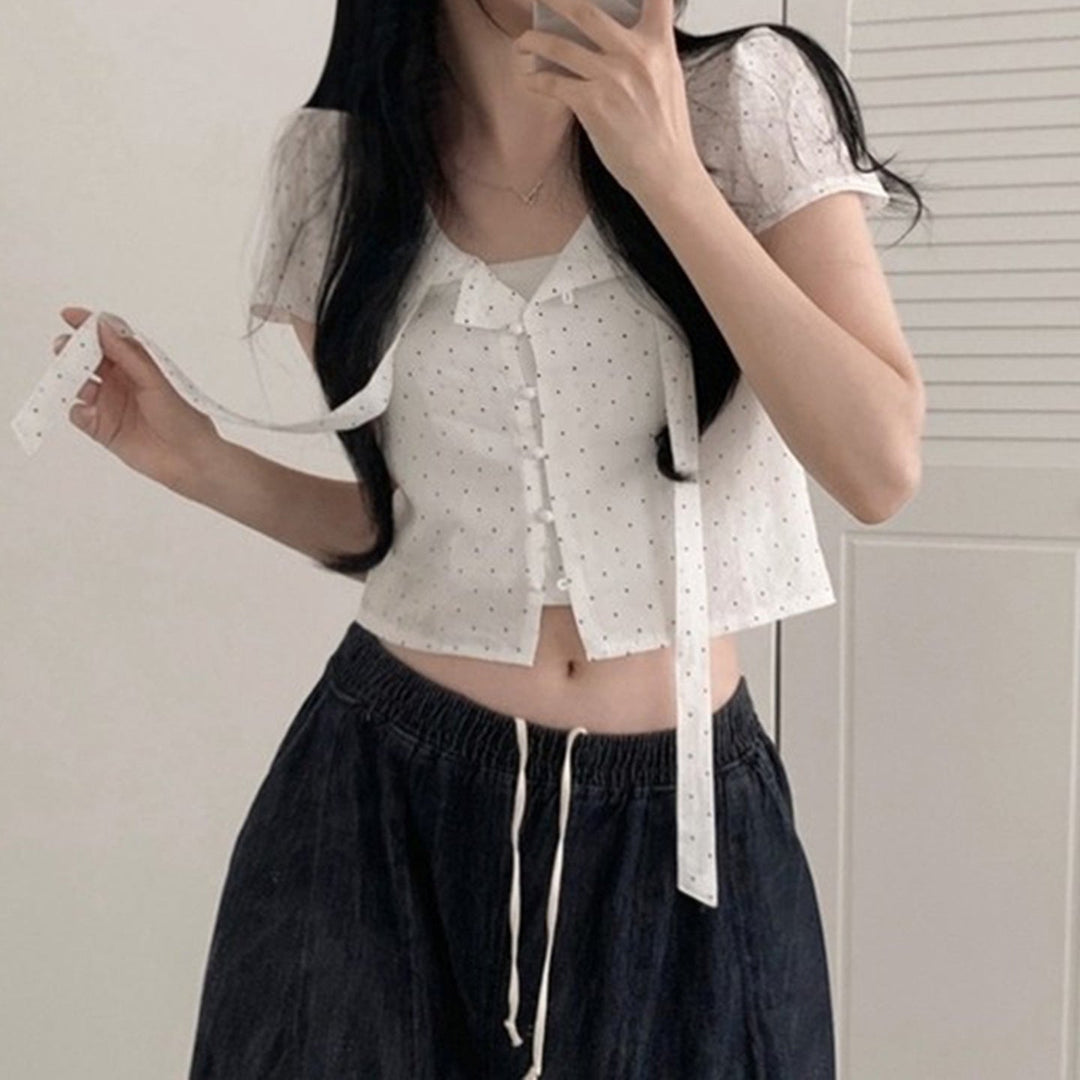 Hvit kortermet dameskjorte med elegant prikkemønster, perfekt for vår og sommer. Casual sommerbluse.