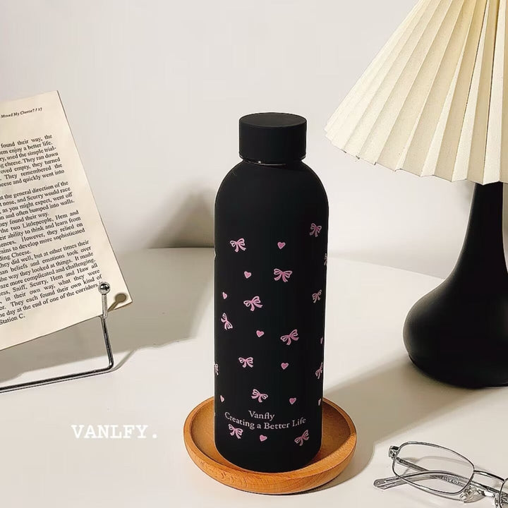 Lekkasjefri 500 ml isolert termos i rustfritt stål med elegant sløyfemotiv for damer.