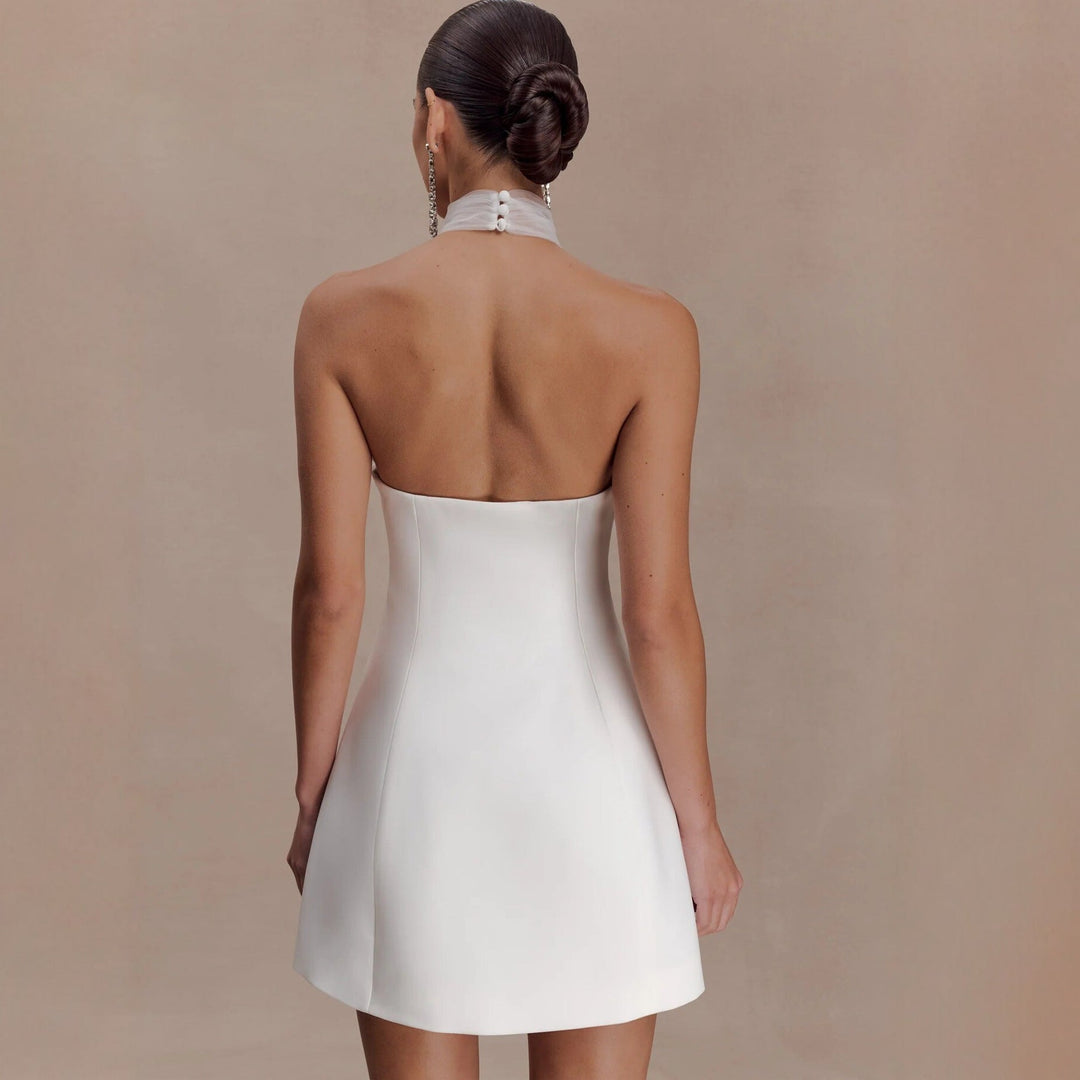 Gjennomsiktig halsdetalj på elegant, figursydd minikjole for damer. Ideell kortermet festkjole for kveldslook.