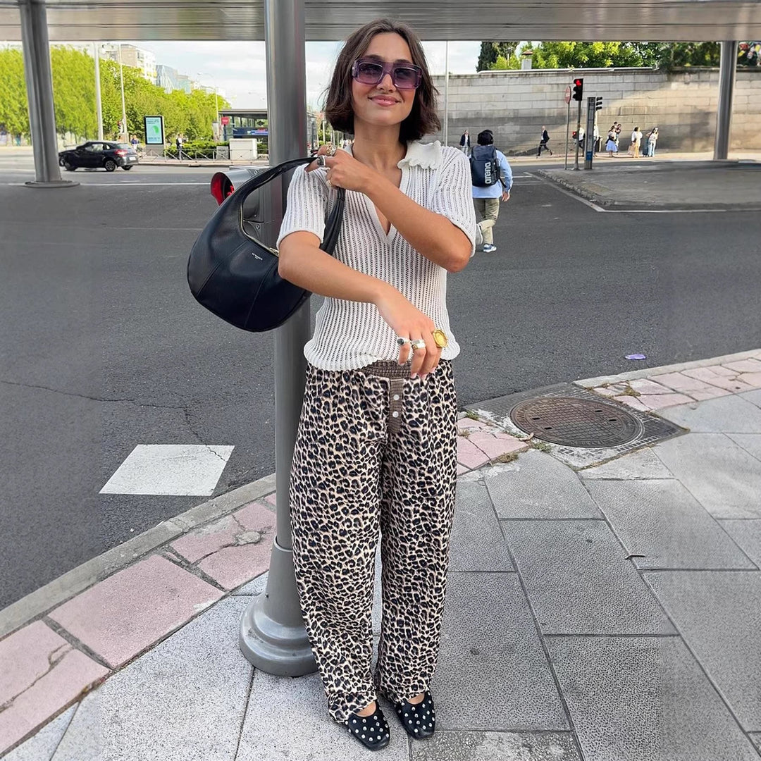 Dame leopardbukser med komfortabel elastisk midje. Trendy brun og svart leopardmønster for hverdagstil.