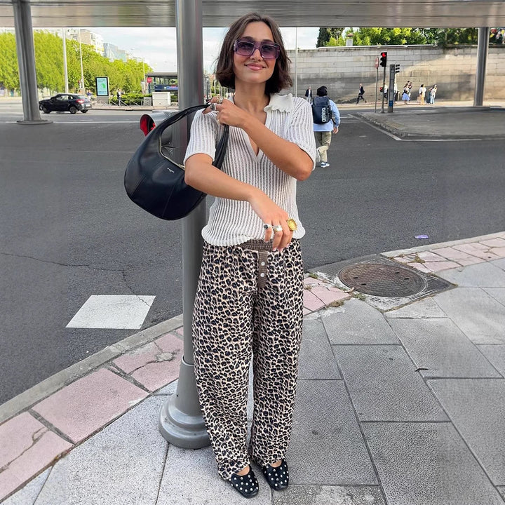 Dame leopardbukser med komfortabel elastisk midje. Trendy brun og svart leopardmønster for hverdagstil.