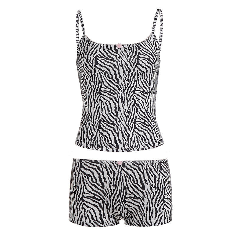 Dame undertøysett i sebra mønster, med løs topp og komfortabel shorts. Perfekt for stil og avslapning.