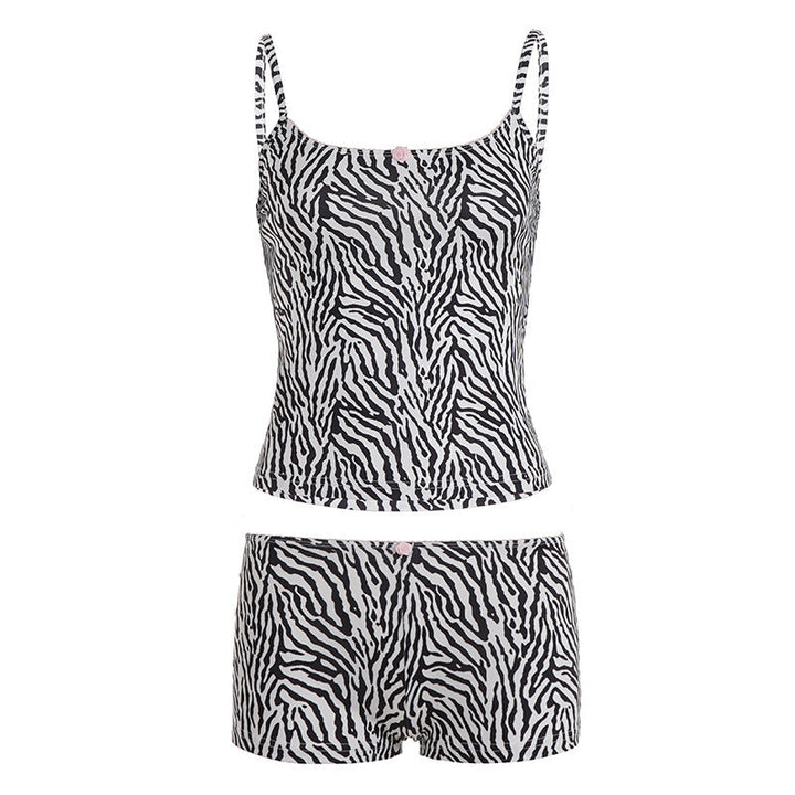 Dame undertøysett i sebra mønster, med løs topp og komfortabel shorts. Perfekt for stil og avslapning.