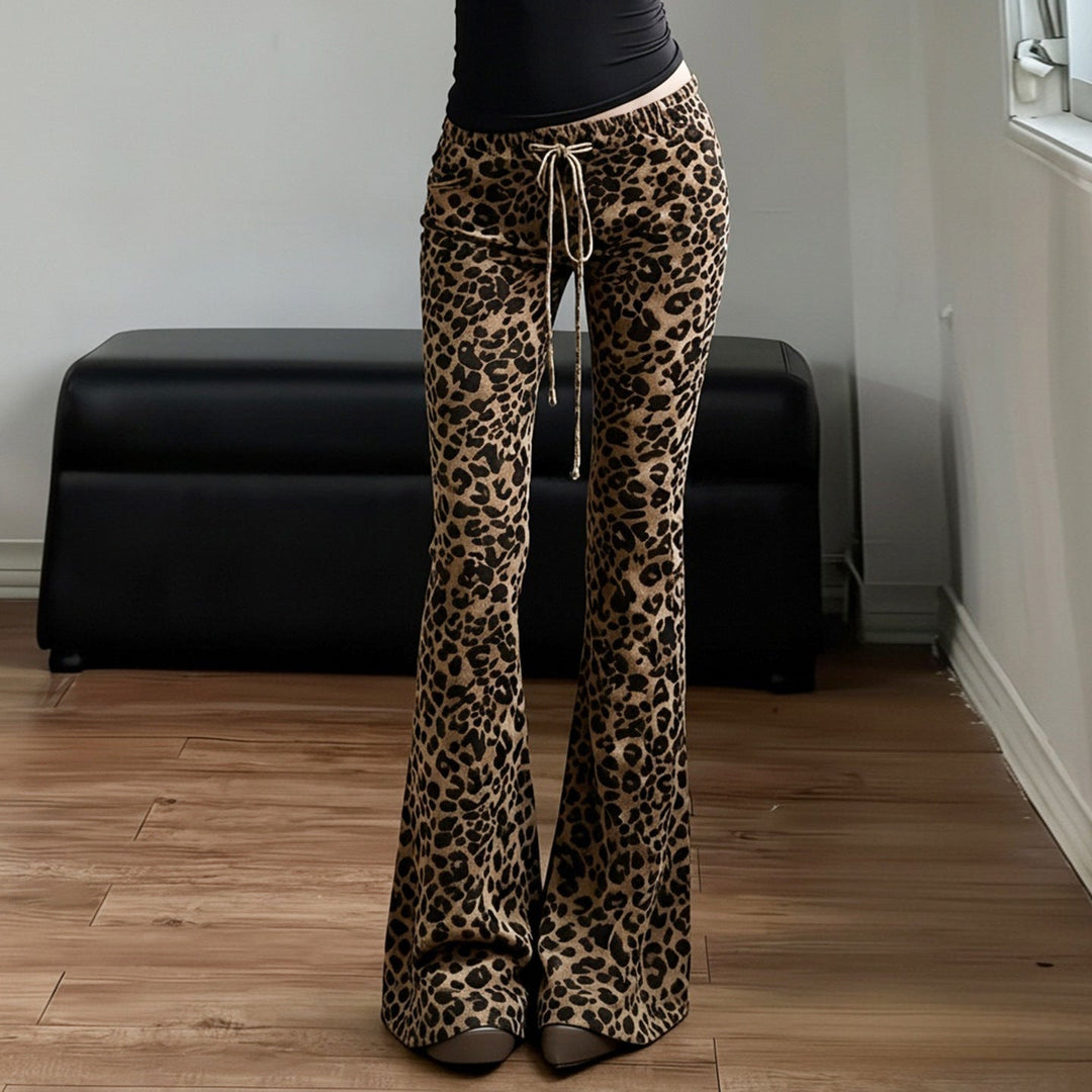 Mønstrede damebukser med leopard for festantrekk eller hverdagsstil. Flared modell, komfortable sommerklær.
