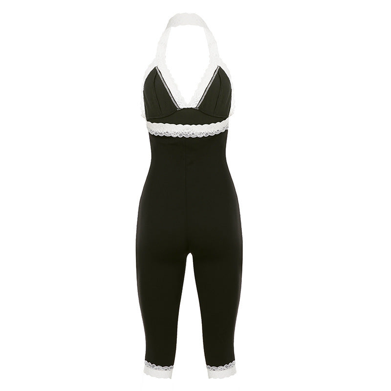 Nærbilde av elegant damejumpsuit som viser tekstur av blonder og stoff. Festlig og moteriktig stil.