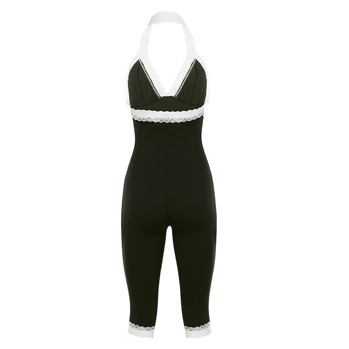 Nærbilde av elegant damejumpsuit som viser tekstur av blonder og stoff. Festlig og moteriktig stil.