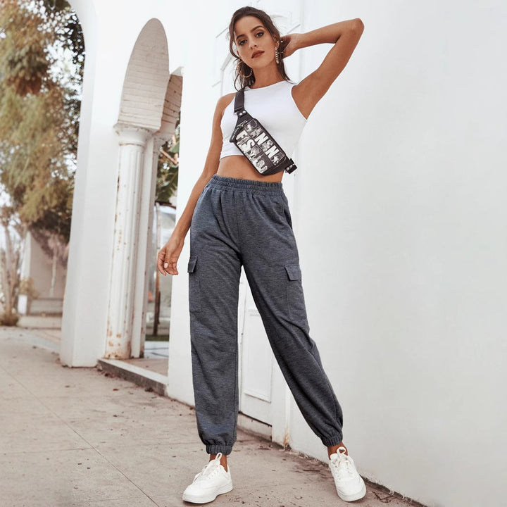 Avslappet beige dame cargobukse med elastisk midje for komfort. Praktiske sidelommer, casual bruk, perfekt høst.
