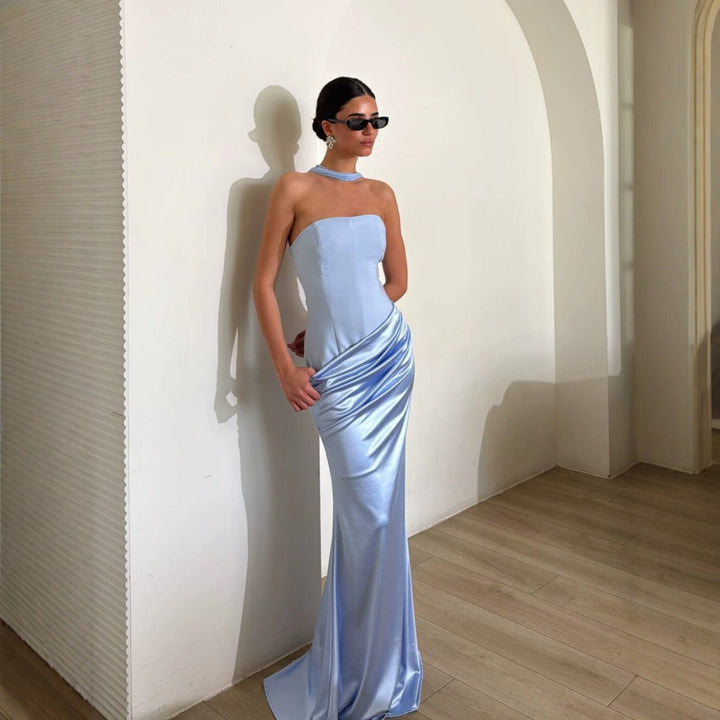 Elegant dame aftenkjole med flatterende drapering og figurnær bodycon passform, ideell for spesielle anledninger.