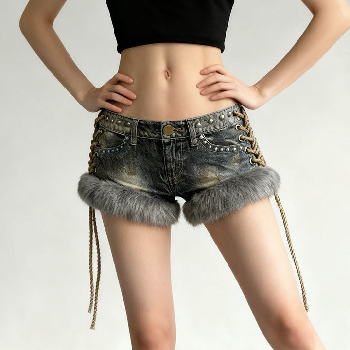 Røde sommershorts for damer med elegante snøredetaljer. En trendy stil for varme dager.