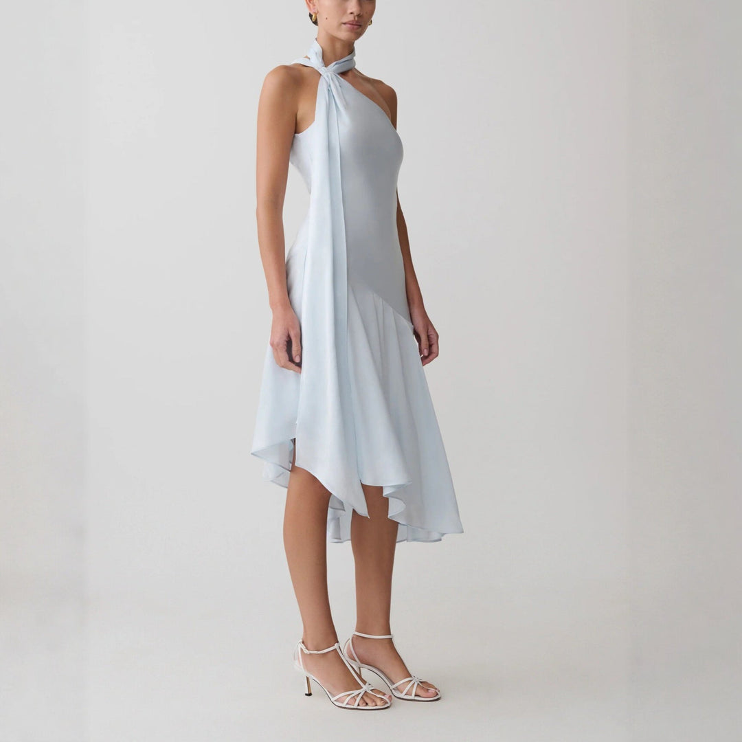 Elegant asymmetrisk festkjole for kvinner. Blå cocktailkjole med tynne stropper, ideell for sommerfester.