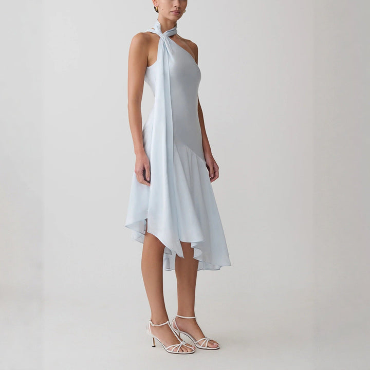 Elegant asymmetrisk festkjole for kvinner. Blå cocktailkjole med tynne stropper, ideell for sommerfester.