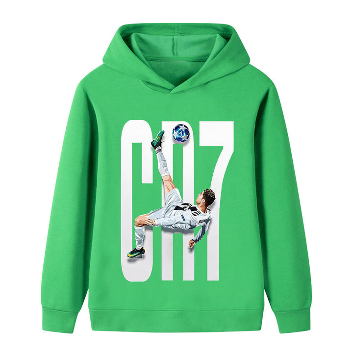 Ung Ronaldo fotball hettegenser, viser lagånd og stil. Perfekt barne hoodie for sport og fritid.
