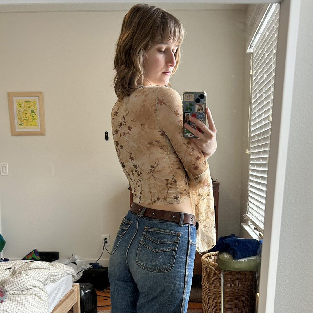 Trendy vårbluse med blomstermønster, voluminøse ermer og v-hals. Elegant innpakningsbluse for kvinner.