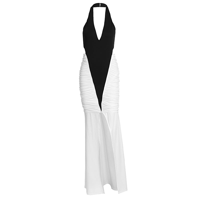 Lang elegant svart aftenkjole for damer, med slankende rynker og en grasiøs splitt. En flott festkjole.