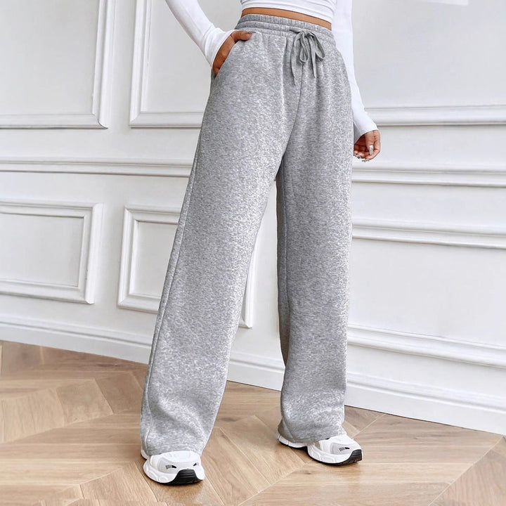 Løse, komfortable vide bukser i lys grått med elastisk midje, ideelle for en sporty, avslappet kvinne-look.