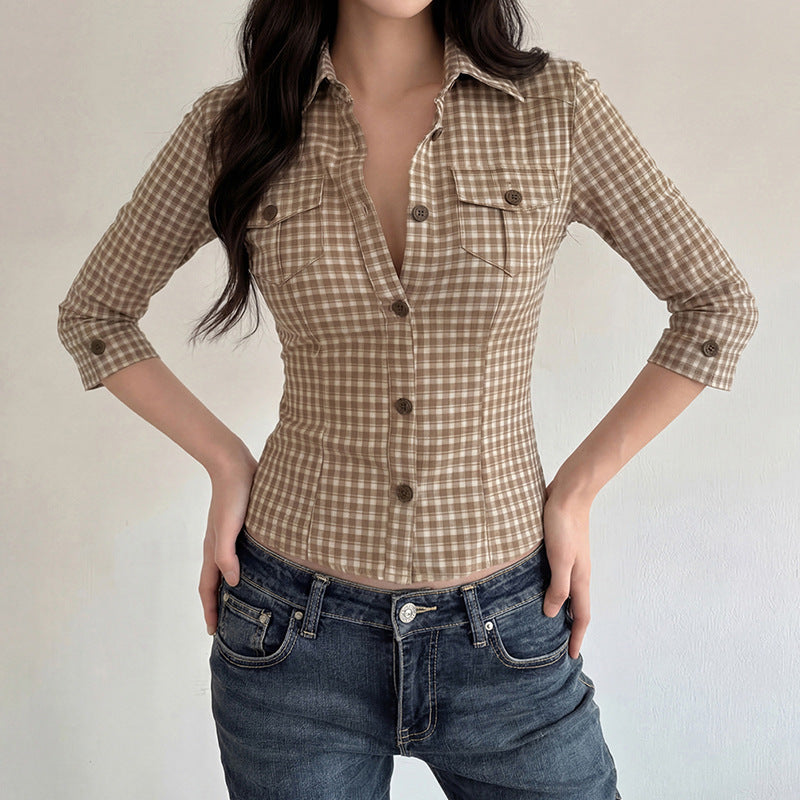 Rutete damebluse med stilren figursydd design. Perfekt for vår og sommer, med praktiske brystlommer.