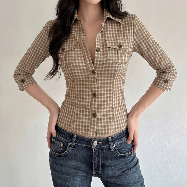 Rutete damebluse med stilren figursydd design. Perfekt for vår og sommer, med praktiske brystlommer.