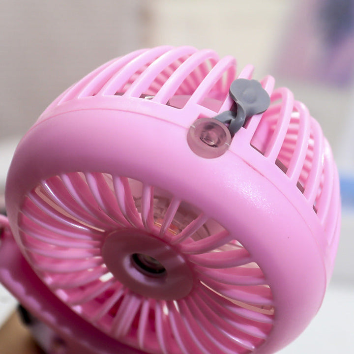 Kompakt rosa håndvifte med spray for kjøling, perfekt reiseutstyr og utendørs bruk.