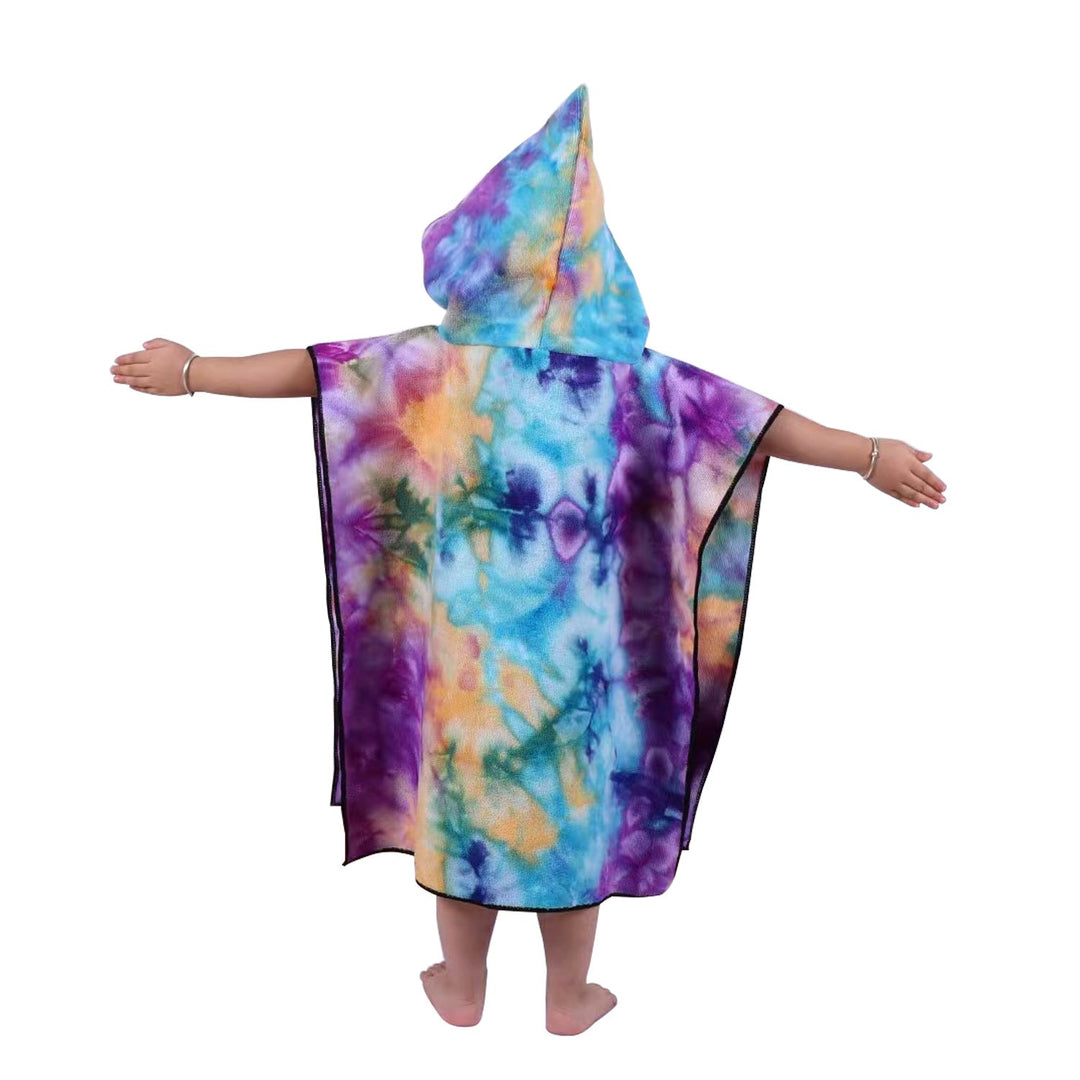 Dameponcho, fargerik tie-dye med hette. Komfortabel og allsidig vintermote.