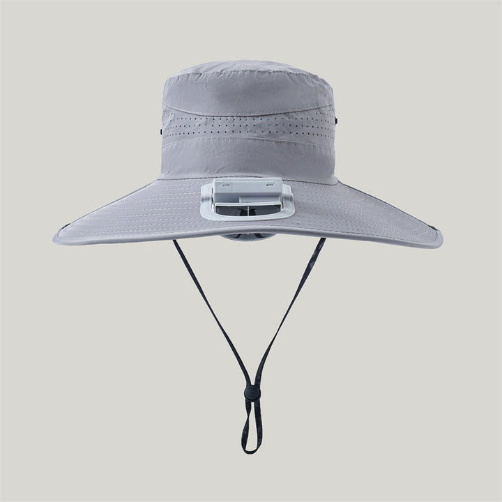 Frontvisning av unisex solhatt med bred brem, solcellepanel og vifte på kronen.