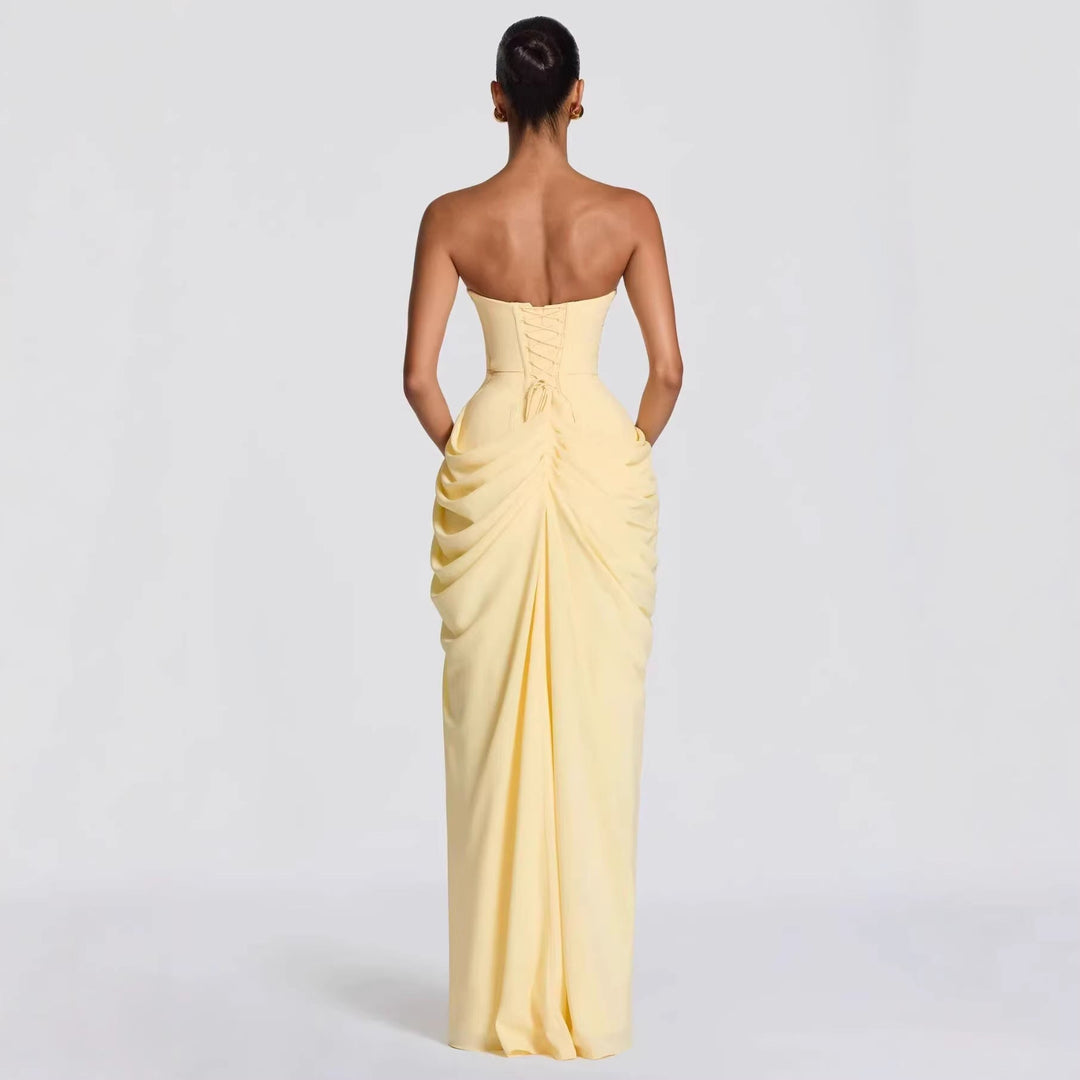 Gul bandeau kveldkjole for kvinner, med elegante rynker og moderne høyt splitt. Ideell for bryllup og fest.
