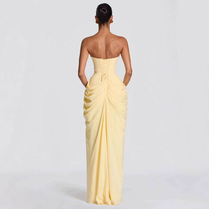 Gul bandeau kveldkjole for kvinner, med elegante rynker og moderne høyt splitt. Ideell for bryllup og fest.