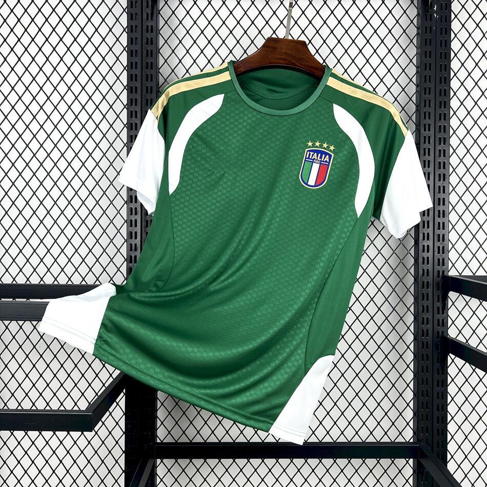 Detaljbilde av Italia fotballdrakt for herrer 2026. Høy kvalitet og offisielt supporterutstyr.