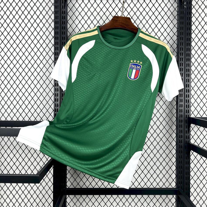 Detaljbilde av Italia fotballdrakt for herrer 2026. Høy kvalitet og offisielt supporterutstyr.