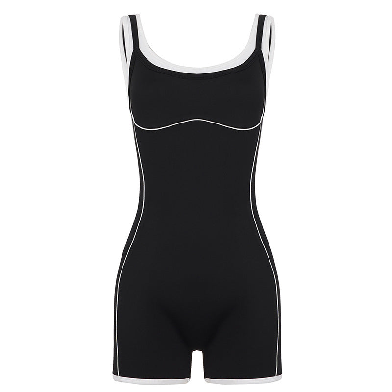 Bakside av sporty damejumpsuit. Viser justerbare stropper, pustende stoff og en komfortabel passform for dame.