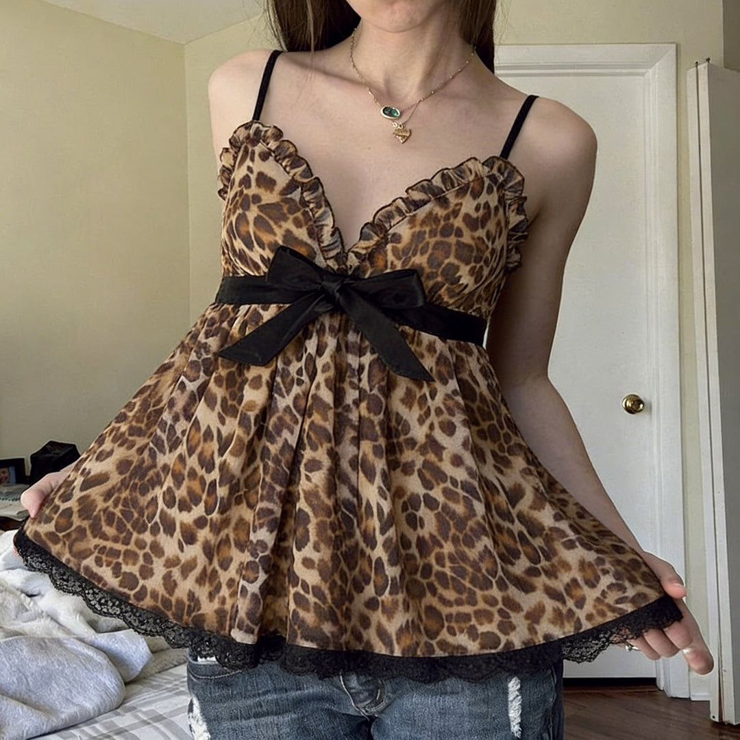 Dame nattkjole i leopardmønster med elegante blondedetaljer. Komfortabelt og stilrent natttøy.