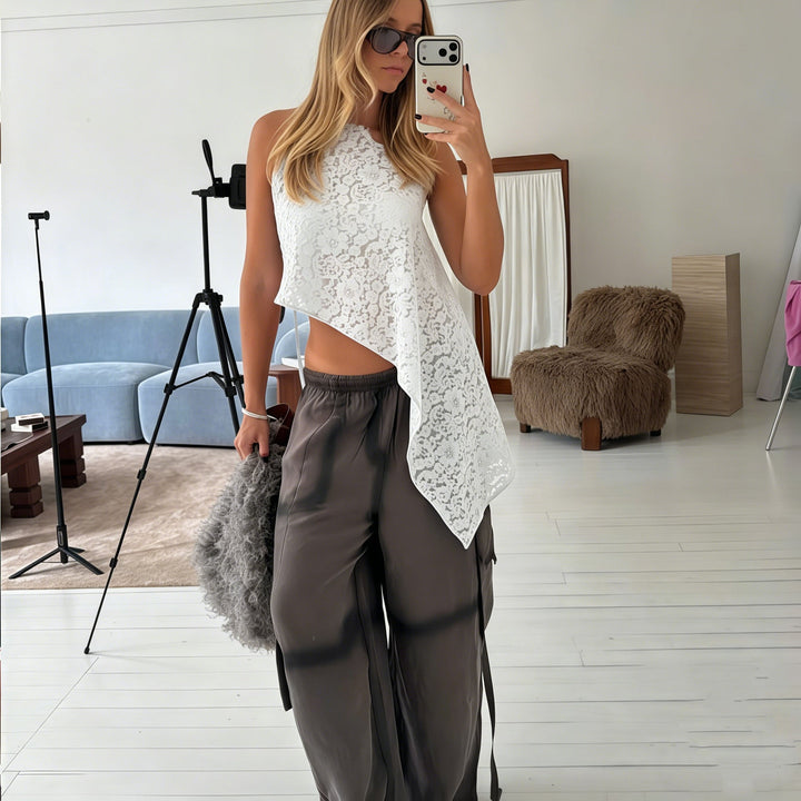 Stilren asymmetrisk dame topp i himmelblå med elegant fall. Ideell for festlige anledninger.
