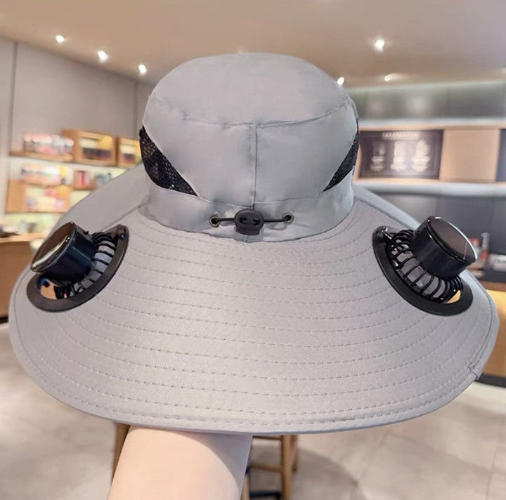 Sommerhatt for friluft med bred brem, pustende stoff og en vifte som gir behagelig kjøling.