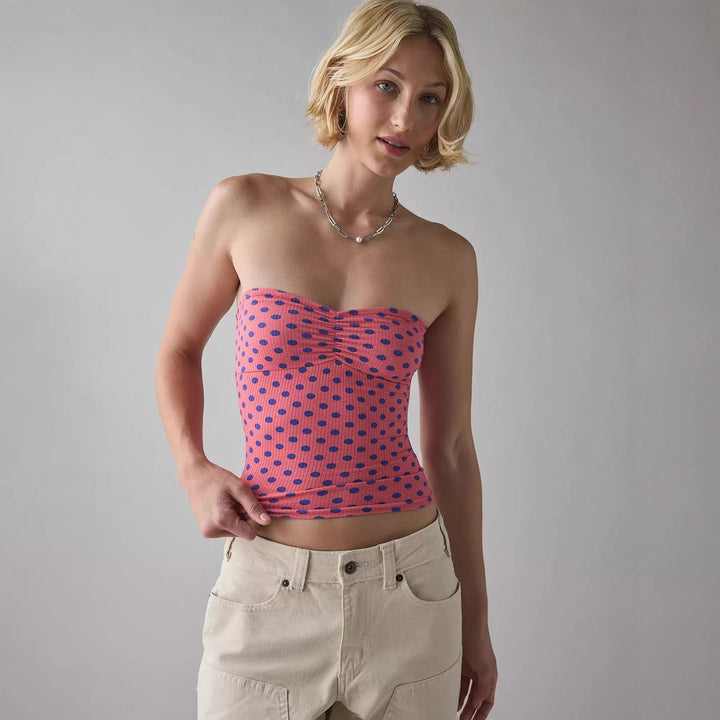 Detalj av dame bandeau-topp med horisontale striper og elegant passform. Mote fritidsklær for kvinner.