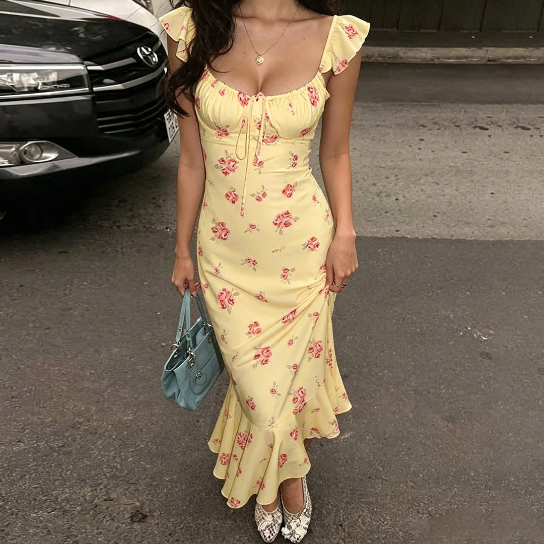 Elegant dame maxikjole med blomstrete mønster og volanger, perfekt sommerkjole.