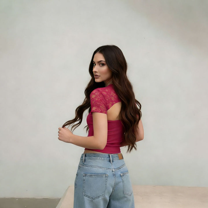 Trendy figurnær cropped topp for kvinner, med kortermede ermer. Flott for både fest, sommer og hverdag.