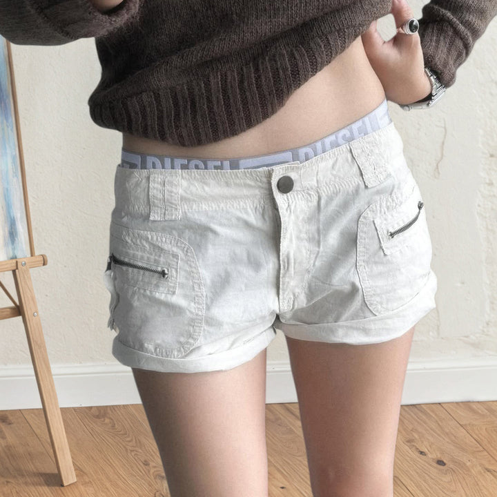 Allround dame shorts i hvit med praktiske glidelåslommer. Pustende og lette for optimal sommerkomfort.