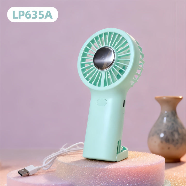 Sommerens beste reiseutstyr: en liten, kraftig USB-ladbar håndvifte for kvinner på tur.
