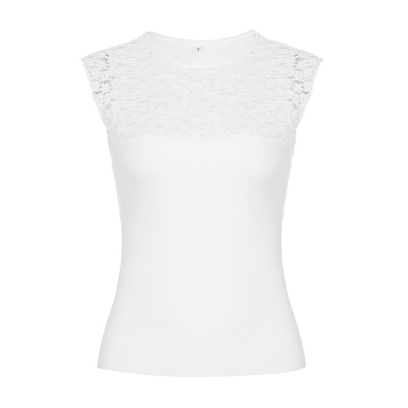Enkel og elegant dame cami topp i hvitt, med vakre blondedetaljer for en stilfull look.