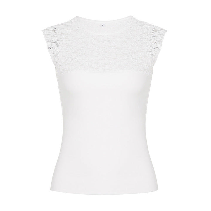 Enkel og elegant dame cami topp i hvitt, med vakre blondedetaljer for en stilfull look.