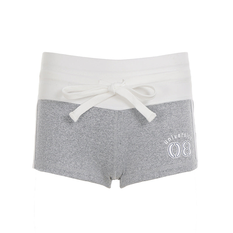 Detalj av dame fritidshorts med snøring i midjen, viser behagelig stoff og sporty casual design.