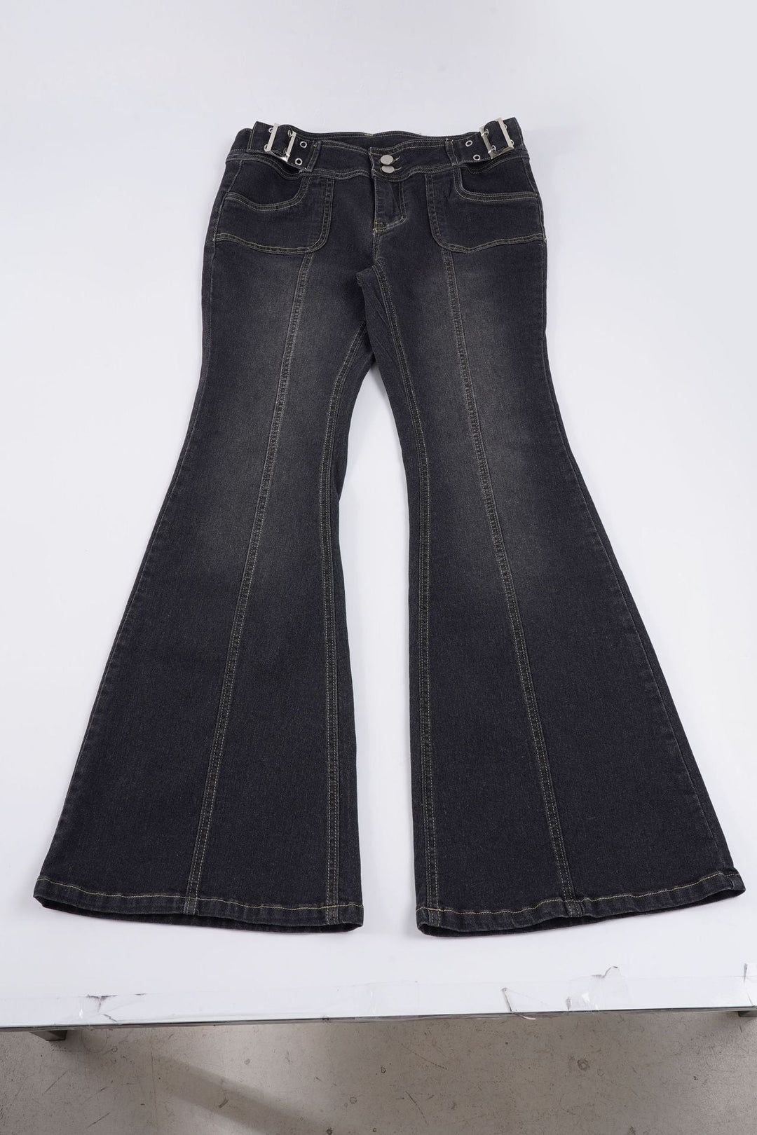 Allsidige dame flared jeans med justerbar midje. Trendy bukser som kombinerer komfort og elegant stil.