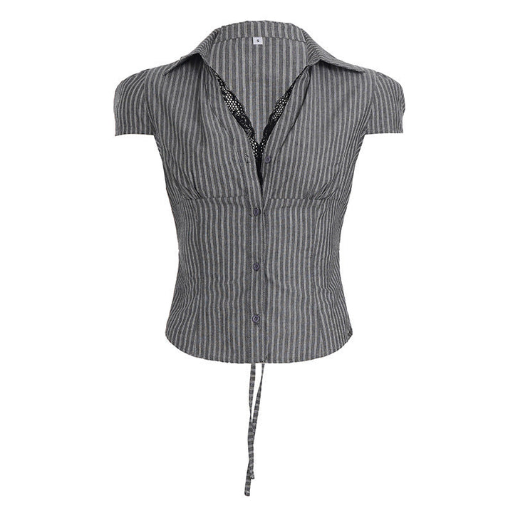 Motebevisst kortermet bluse til dame med vertikale striper og justerbar snøring for en feminin look.